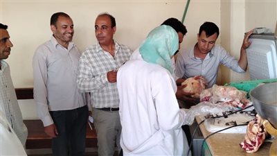إجراء عمليات عيون وتسليم نظارات طبية للمرضى الأولى بالرعاية بقرى الفيوم