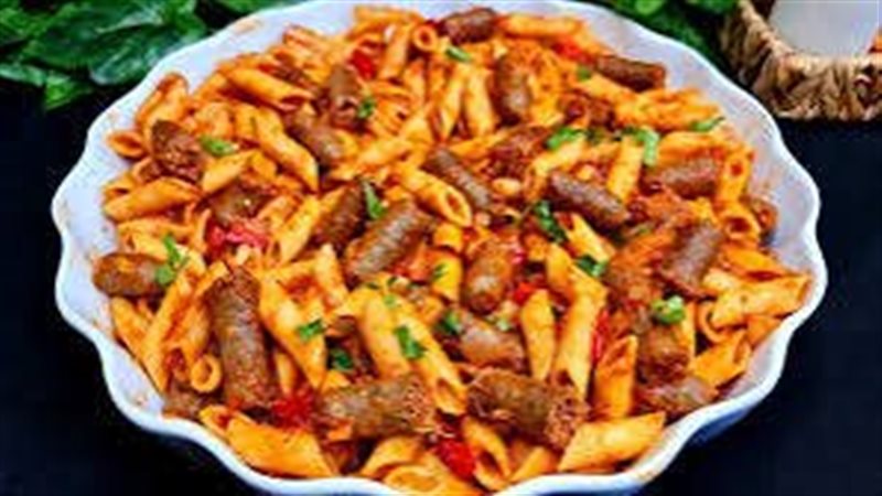 طريقة عمل المكرونة بالسجق 