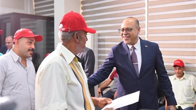وزير العمل يسلم عقود عمل جديدة لكودار مصرية لوظائف بالبوسنة والهرسك