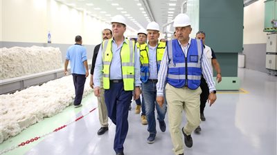 وزير قطاع الأعمال ومحافظ الغربية يتفقدان مصانع 