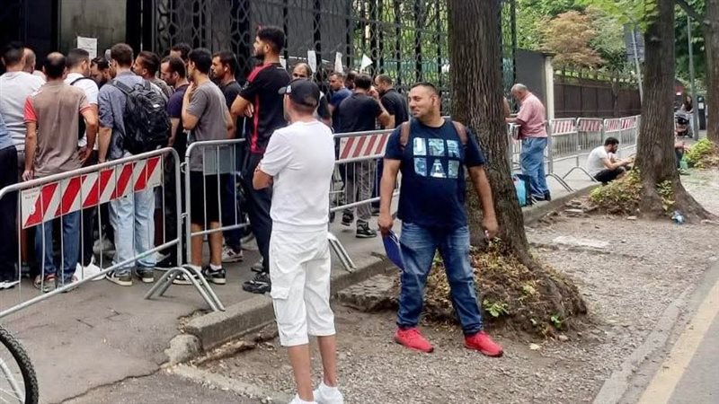 من أمام القنصلية المصرية بإيطاليا 