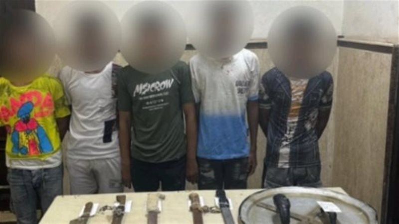 المتهمون عقب ضبطهم 