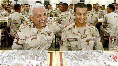 القائد العام يلتقي عددا من مقاتلي الجيش الثاني وكلية الضباط الاحتياط