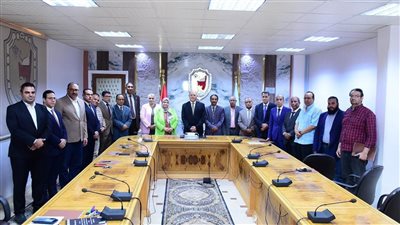 رئيس جامعة سوهاج يكرم المجتازين لبرنامج الترشح لمنصب عميد كلية 