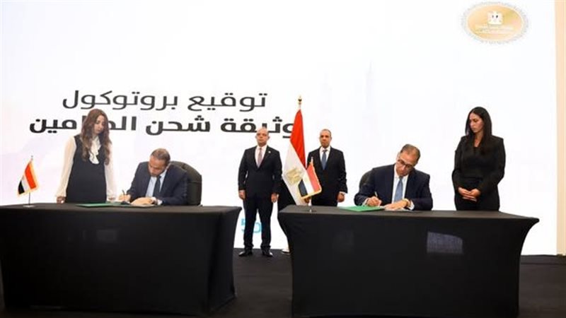جانب من التوقيع