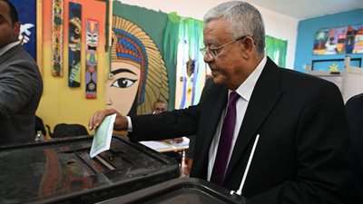 المستشار حنفي جبالي يدلي بصوته في انتخابات مجلس الشيوخ