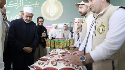 شيخ الأزهر يتفقَّد تجهيزات قافلة بيت الزكاة والصدقات المتجهة إلى غزة