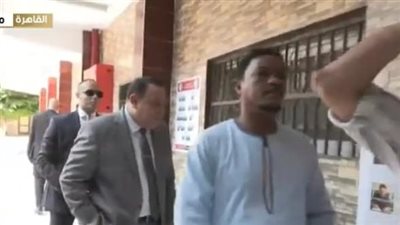 رئيس “الوطنية للانتخابات” يصطف في طابور الناخبين للإدلاء بصوته