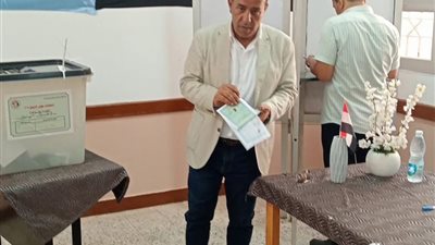 مرشح الجبهة الوطنية بالغربية يدلي بصوته في لجنة الناصرية بسمنود|صور 