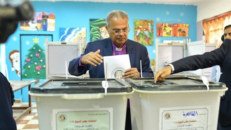 رئيس الطائفة الإنجيلية يدلى بصوته في انتخابات مجلس الشيوخ