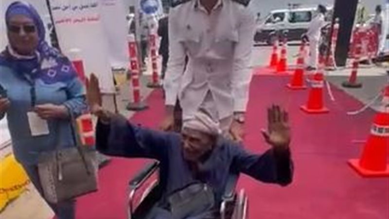 رجال الشرطة خلال مساعدة كبار السن