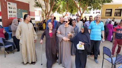 إقبال كثيف بلجنة الثورة من الناخبين للتصويت بسوهاج 