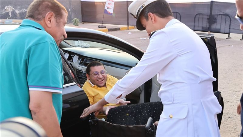 الشرطة تساعد ذوي الهمم في الإدلاء بأصواتهم بمدرسة فاطمة عنان