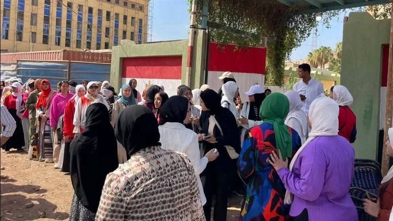 حشود المواطنين أمام لجان انتخابات مجلس الشيوخ بالفيوم