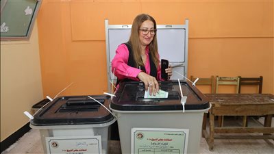      رئيسة البريد تُدلي بصوتها في انتخابات مجلس الشيوخ 2025