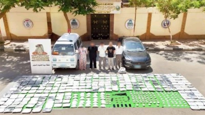 المتهمون عقب ضبطهم 
