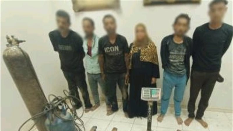 المتهمون عقب ضبطهم 