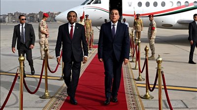 رئيس الوزراء يستقبل نظيره السوداني بمطار القاهرة الدولي