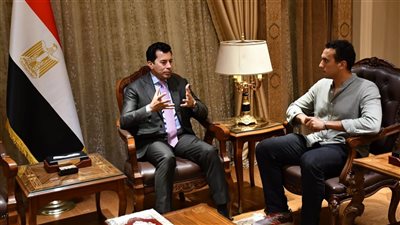 وزير الشباب والرياضة يلتقي البطل الأولمبي أحمد الجندي 
