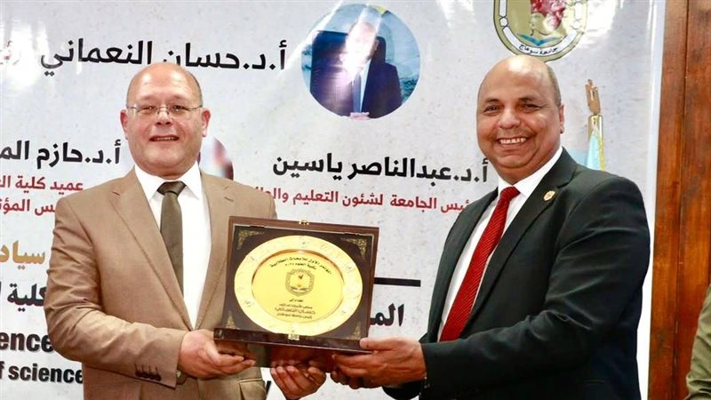 النعمانى يكرم الدكتور محمود علي 