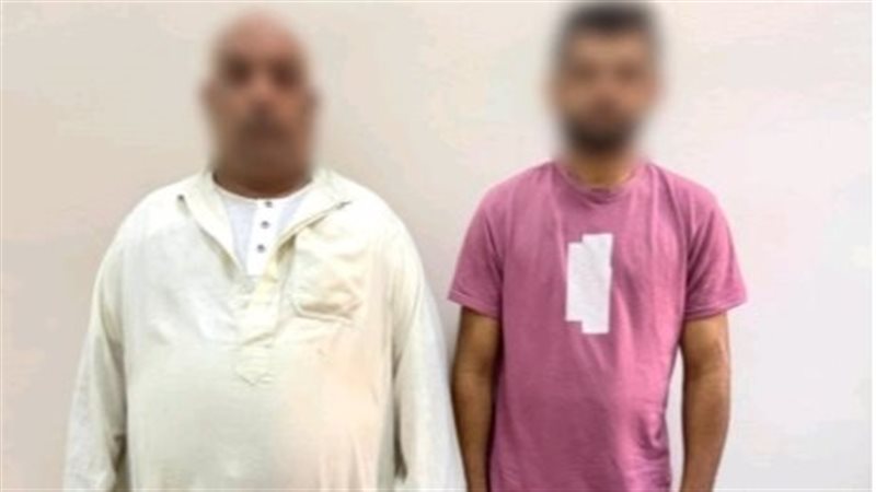 المتهمان عقب ضبطهما 