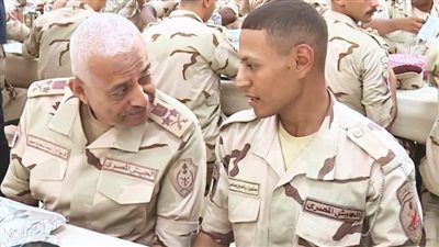 الفريق أول عبد المجيد صقر يلتقى بعدد من مقاتلى المنطقة الجنوبية العسكرية