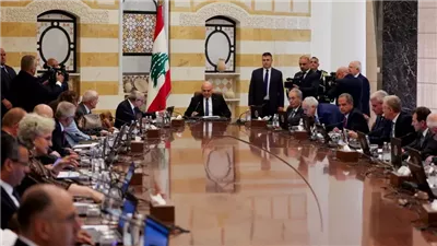 الوزراء اللبناني يعلن موافقته على إنهاء الوجود المسلح بما فيه حزب الله