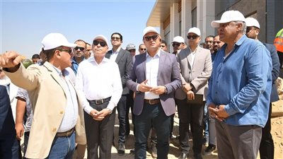 وزير الإسكان ومحافظ القاهرة يتفقدان مكونات مشروع حدائق 