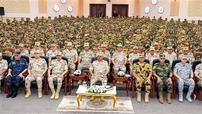 القائد العام يلتقي عددا من مقاتلي القوات الخاصة من المظلات والصاعقة