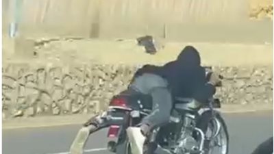 ضبط قائد دراجة نارية لأدائه حركات استعراضية بالقاهرة