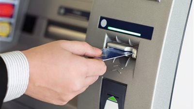 متسحبهاش مرة واحدة.. الحد الأقصى للسحب اليومي من الـ ATM