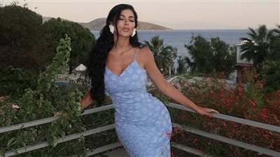 كارولين عزمي تخطف الأنظار بإطلالة جريئة أمام البحر أثناء قضاءها إجازتها الصيفية