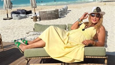 نادية الجندي تشعل السوشيال ميديا من الساحل الشمالي بصحبة الهضبة وعمرو أديب (صور)