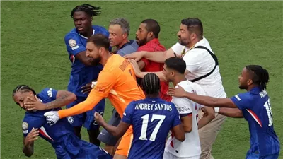 لويس إنريكي ينجو مؤقتا من العقوبة بعد اعتدائه على لاعب تشيلسي