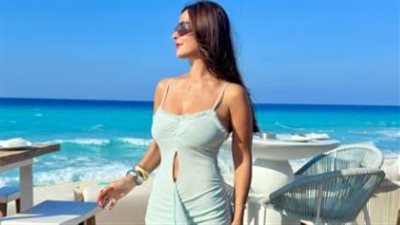 رانيا منصور بإطلالة جذابة على شاطئ البحر في الساحل الشمالي (صور)