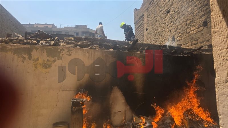 إنقاذ مسجد وعقار بالجمالية من كارثة بعد حريق في مخلفات  