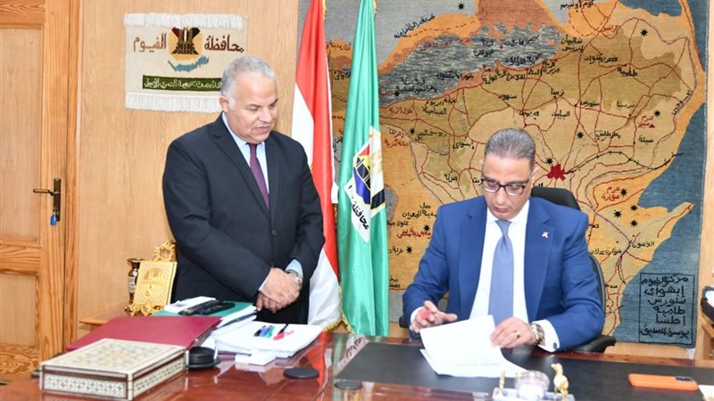 محافظ الفيوم أثناء التوقيعى على قرار النزول بالمجموع 