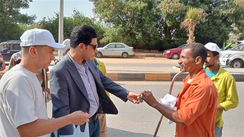 لفتة إنسانية من نائب محافظ سوهاج لعمال النظافة