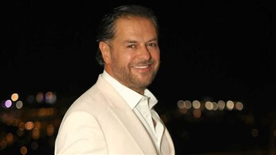 راغب علامة يثير الجدل برقصة مثيرة مع معجبة خلال حفله بلبنان (فيديو)