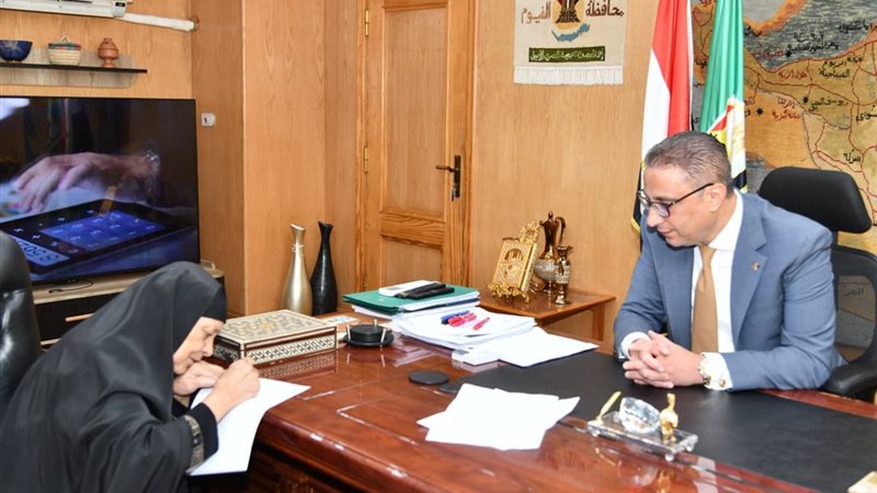 محافظ الفيوم يكرم ، السيدة مبروكة 