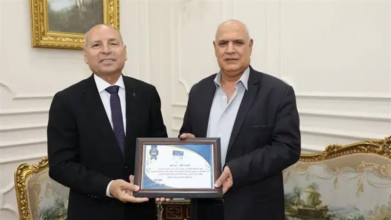 محافظ القاهرة يكرم رئيس هيئة النقل العام السابق تقديرًا لجهو
