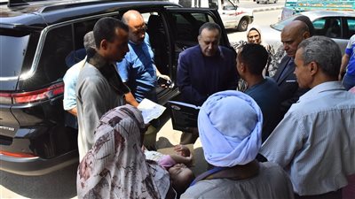 محافظ أسيوط يوجه بعلاج رضيعة تعاني من مشكلة بالشريان في ذراعها