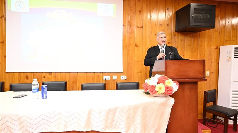 الدكتورعرفة صبري حسن، نائب رئيس الجامعة أثناء ألقاء المحاضرة
