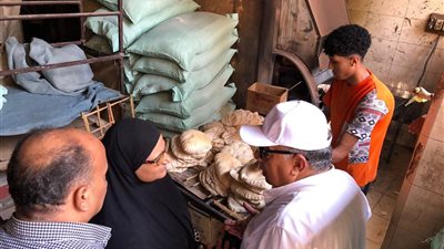 محافظ الدقهلية يشدد علي الإلتزام بأوزان الخبز بإحدي المخابز في المنصورة.. صور
