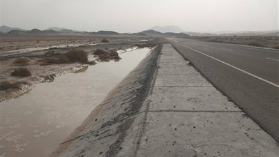 سيول خفيفة بطريق غارب الشيخ فضل، واستجابة عاجلة تؤكد سلامة الحركة المرورية