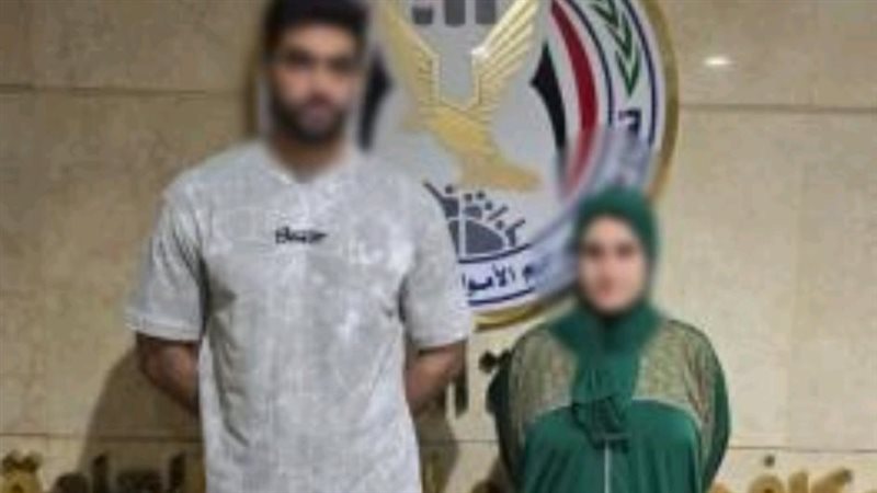 المتهم وزوجته عقب ضبطهما 