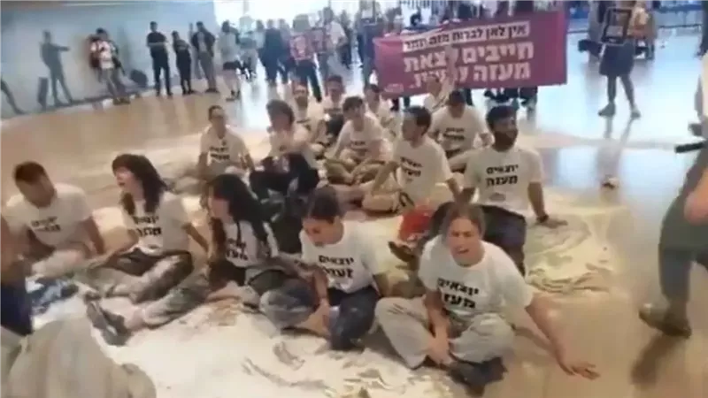 المحتجون في مطار بن جوريون 