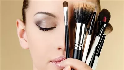 من غير حقن ولا عمليات.. خطوات بسيطة لإبراز الحواجب والشفاه بالمكياج