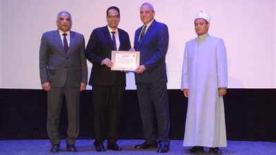 محافظ الغربية يكرم أوائل الجمهورية والمحافظة: التعليم ركيزة النهضة والتنمية