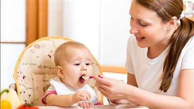 خطوة بخطوة.. دليل التغذية التكميلية للرضع عند بلوغهم 6 شهور